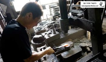 יושימי קאטו מחשל סכין Yoshimi Kato Forging a Chef's knife